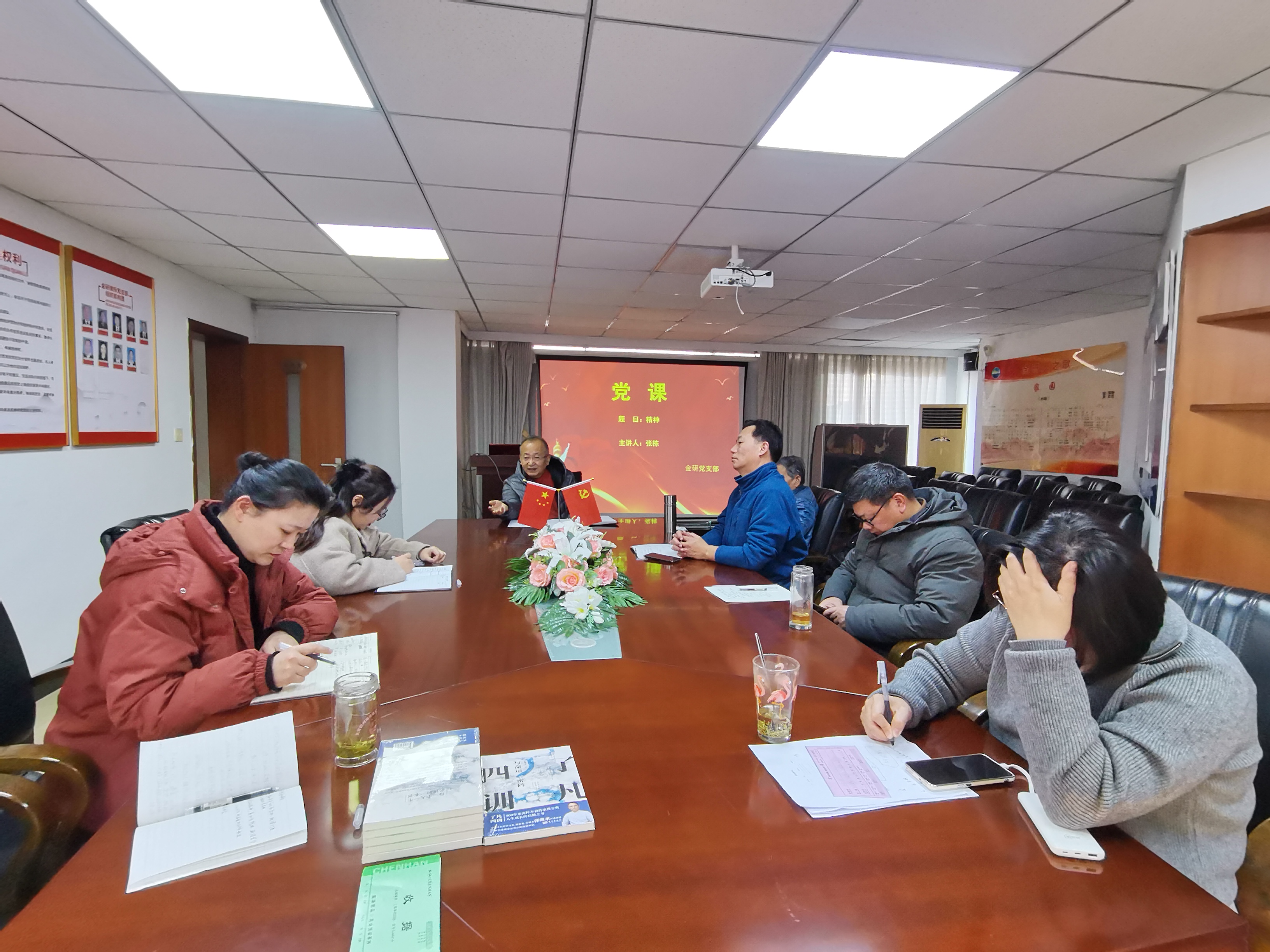 学习党课——精神，照亮我们前行的道路